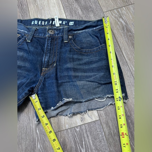 🛍️ Guess 2 1/2 inch Jean shorts size 34 stretch - Picture 4 of 6
